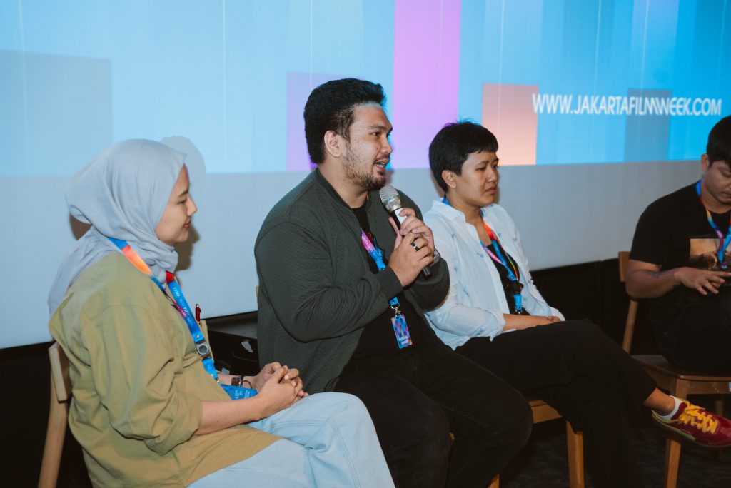 Emergency Broadcast: Ruang Darurat di Tengah Dunia yang Tak Baik-Baik Saja